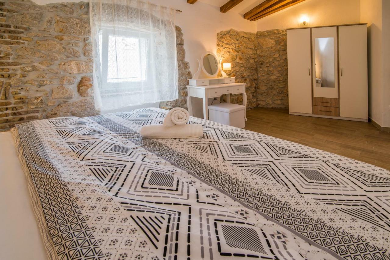 Tara Apartman *